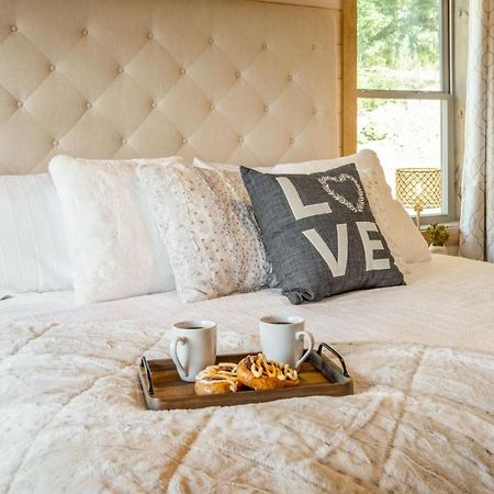 New / 3 King Suites / Sleeps12 / View / 5 Mi To Pf / Hot Tub Сивиървил Екстериор снимка