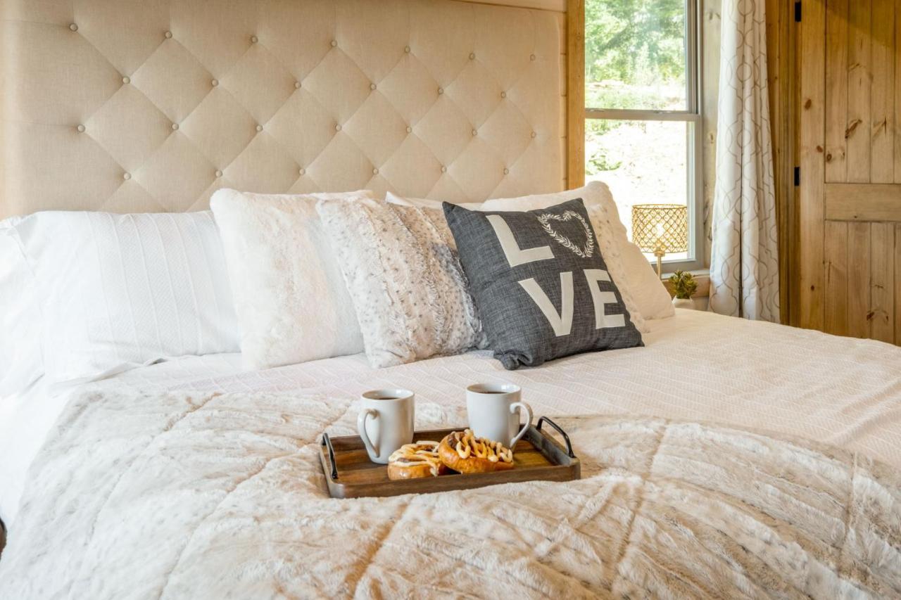 New / 3 King Suites / Sleeps12 / View / 5 Mi To Pf / Hot Tub Сивиървил Екстериор снимка
