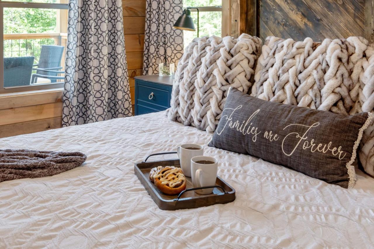 New / 3 King Suites / Sleeps12 / View / 5 Mi To Pf / Hot Tub Сивиървил Екстериор снимка