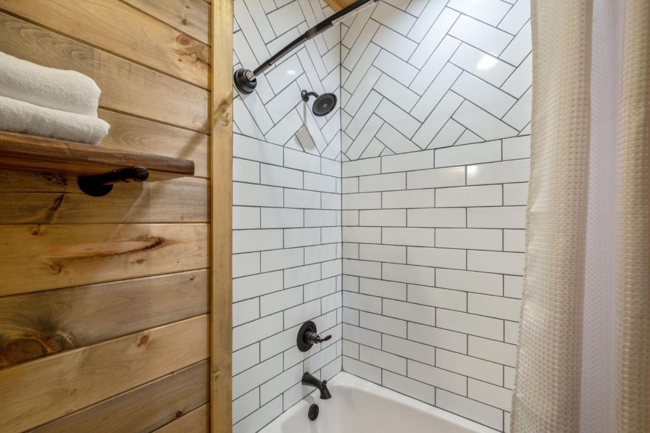 New / 3 King Suites / Sleeps12 / View / 5 Mi To Pf / Hot Tub Сивиървил Екстериор снимка