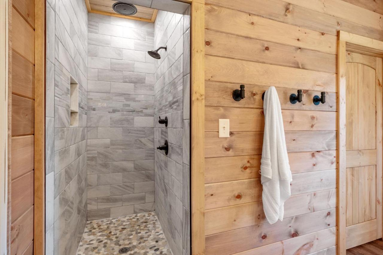 New / 3 King Suites / Sleeps12 / View / 5 Mi To Pf / Hot Tub Сивиървил Екстериор снимка