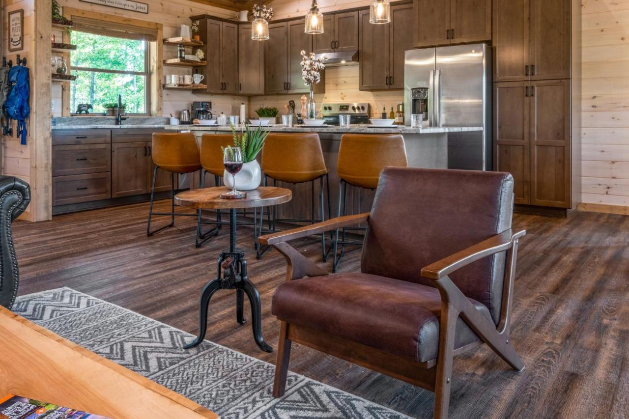 New / 3 King Suites / Sleeps12 / View / 5 Mi To Pf / Hot Tub Сивиървил Екстериор снимка