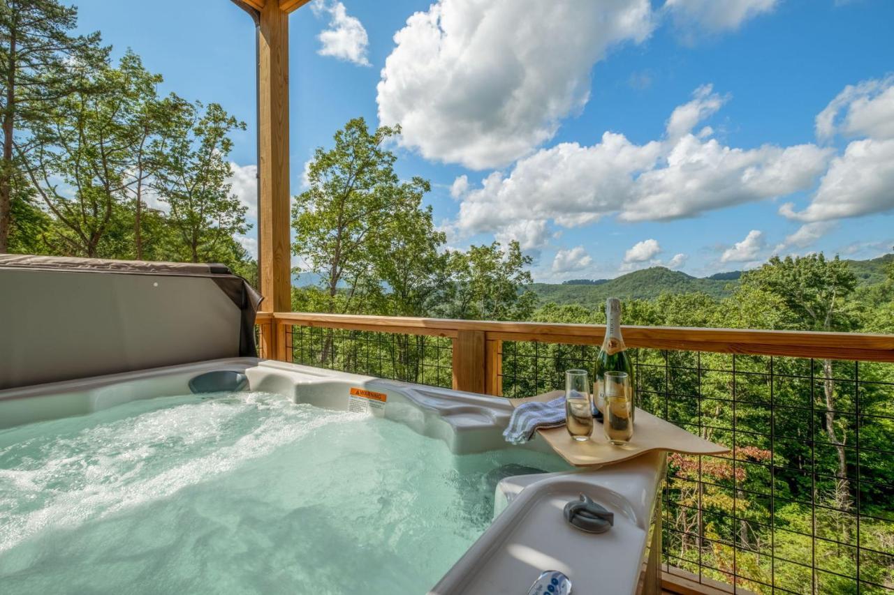 New / 3 King Suites / Sleeps12 / View / 5 Mi To Pf / Hot Tub Сивиървил Екстериор снимка