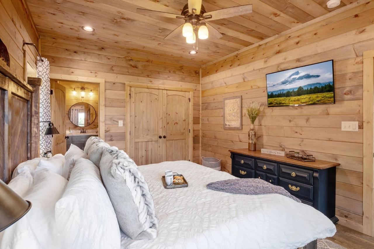 New / 3 King Suites / Sleeps12 / View / 5 Mi To Pf / Hot Tub Сивиървил Екстериор снимка