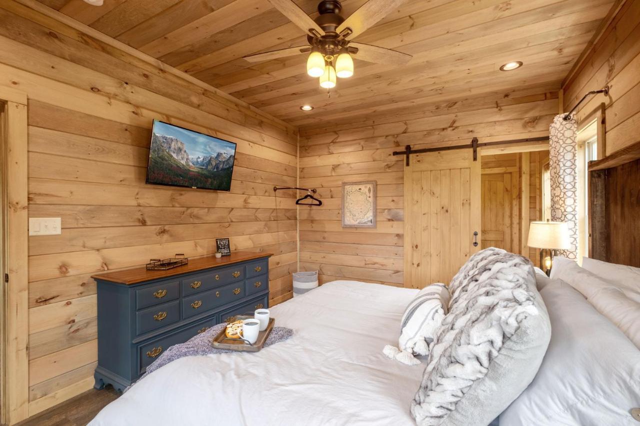 New / 3 King Suites / Sleeps12 / View / 5 Mi To Pf / Hot Tub Сивиървил Екстериор снимка