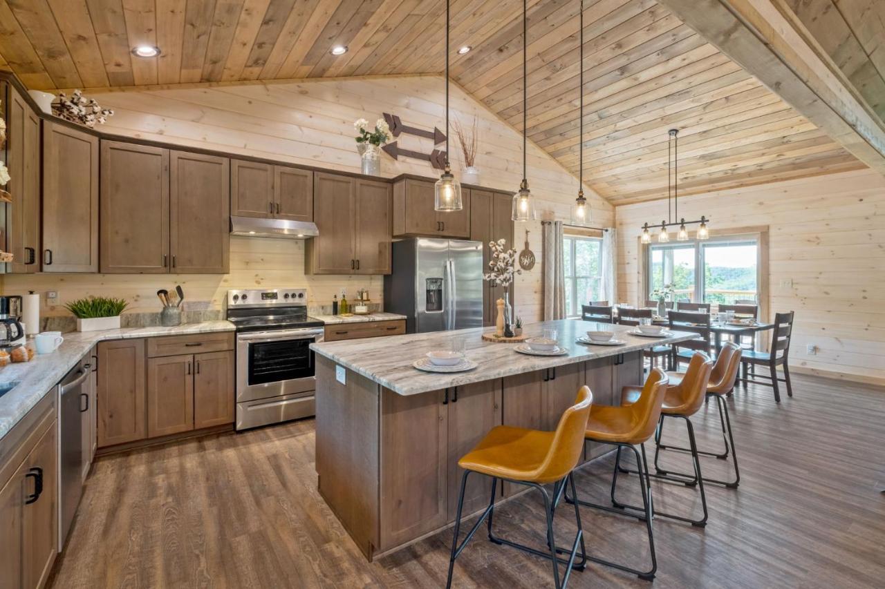 New / 3 King Suites / Sleeps12 / View / 5 Mi To Pf / Hot Tub Сивиървил Екстериор снимка