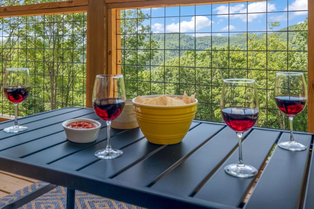 New / 3 King Suites / Sleeps12 / View / 5 Mi To Pf / Hot Tub Сивиървил Екстериор снимка