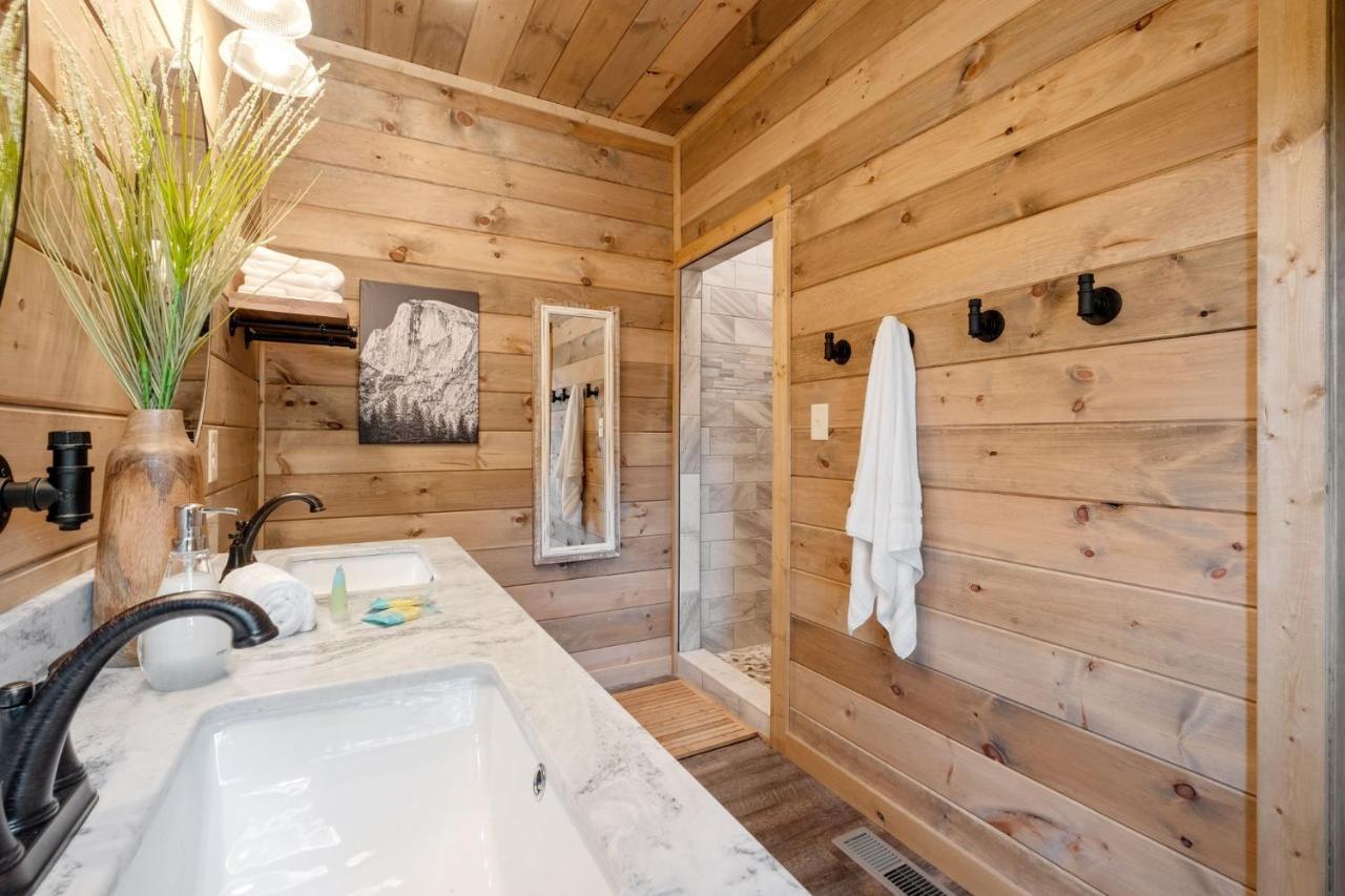 New / 3 King Suites / Sleeps12 / View / 5 Mi To Pf / Hot Tub Сивиървил Екстериор снимка