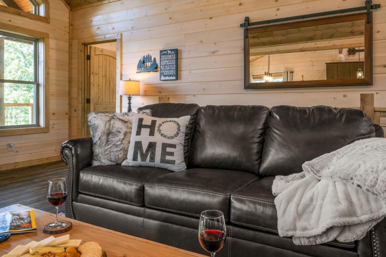 New / 3 King Suites / Sleeps12 / View / 5 Mi To Pf / Hot Tub Сивиървил Екстериор снимка